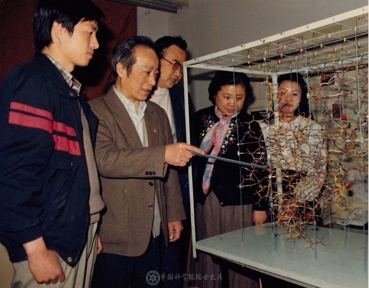 梁栋材(左2)指导工作