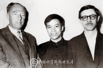 1960年3月，梁栋材(中)在莫斯科获得苏联科学院副博士学位后与导师季达依哥罗茨基教授(左)及斯特鲁赤柯夫教授合影。