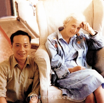 1982年7月，梁栋材(左)在英国与导师、诺贝尔奖获得者D.L.Hodgkin合影