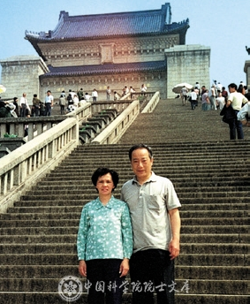 梁栋材与夫人张思柔在南京中山陵