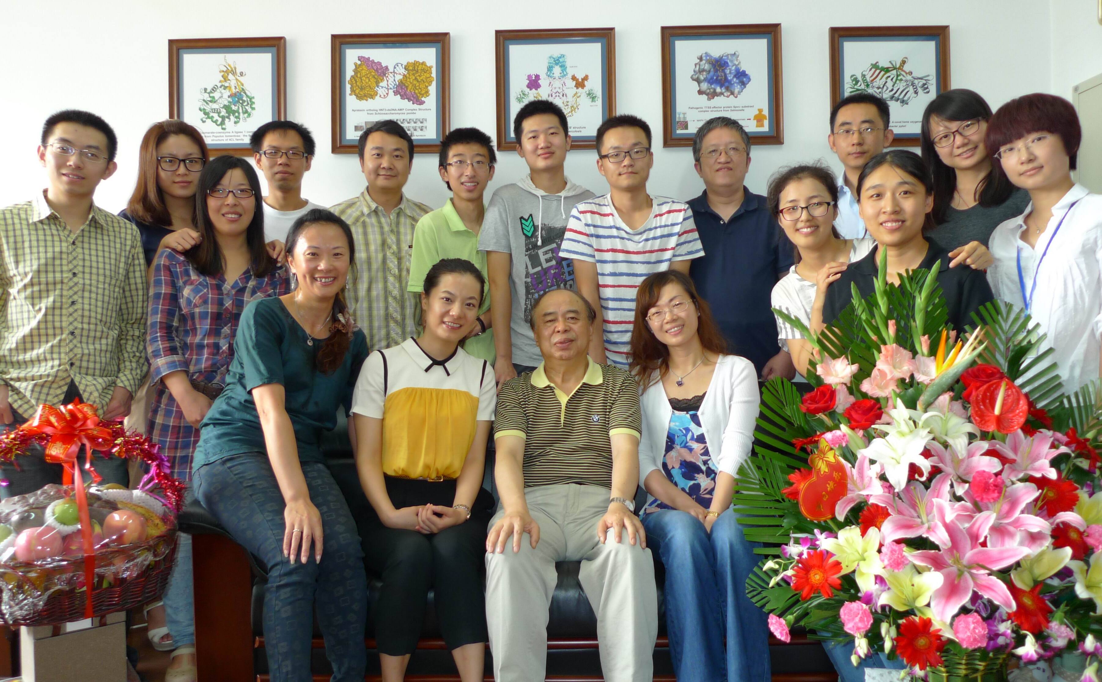 2013年，在实验室与研究生共庆教师节