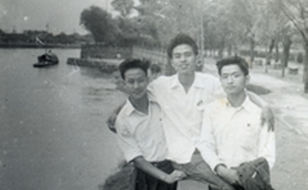 1958年夏，在四川成都第七中学高中毕业，与同窗学友留影成都锦江河畔，共勉未来