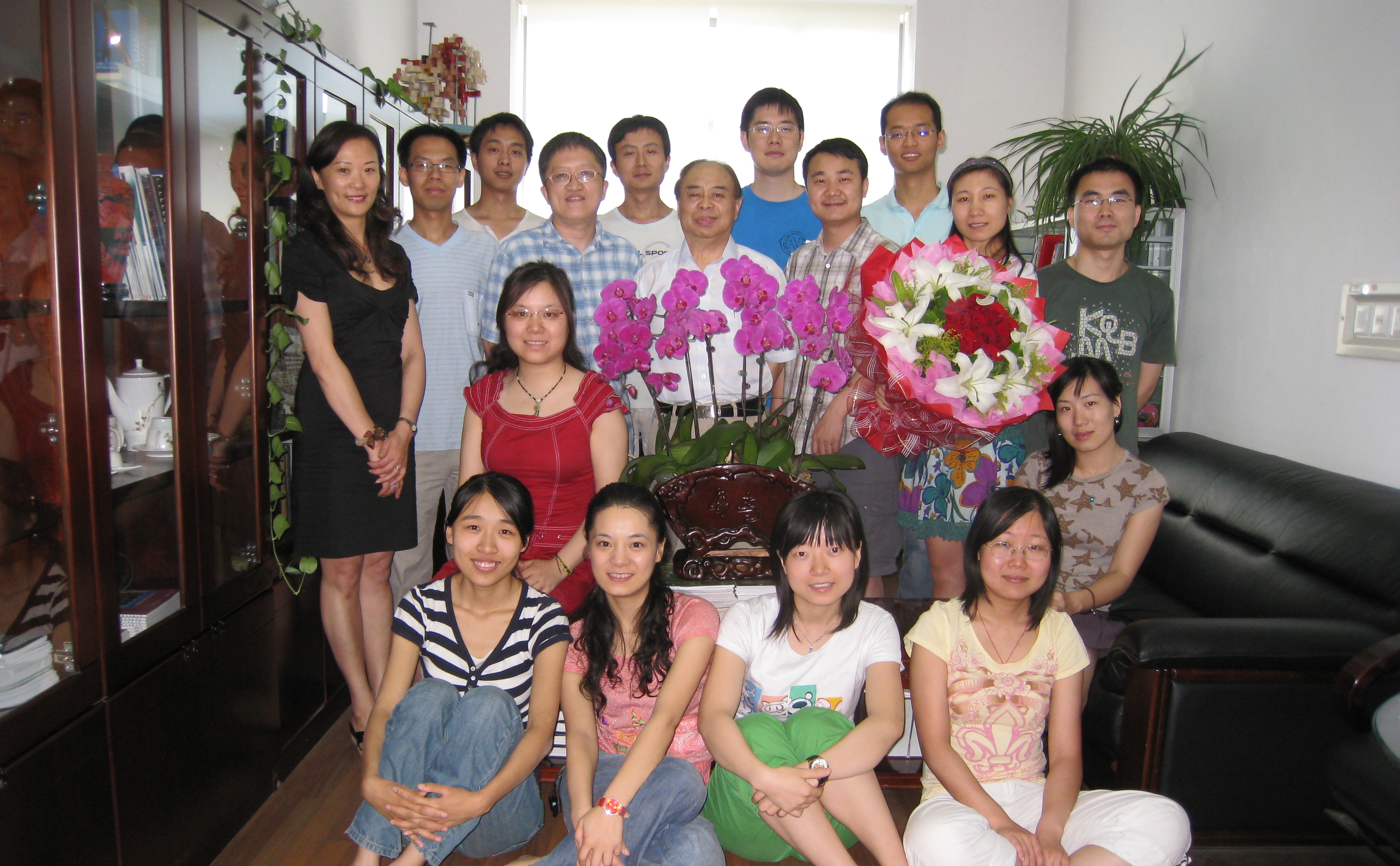 2009年，在实验室与研究生共庆教师节