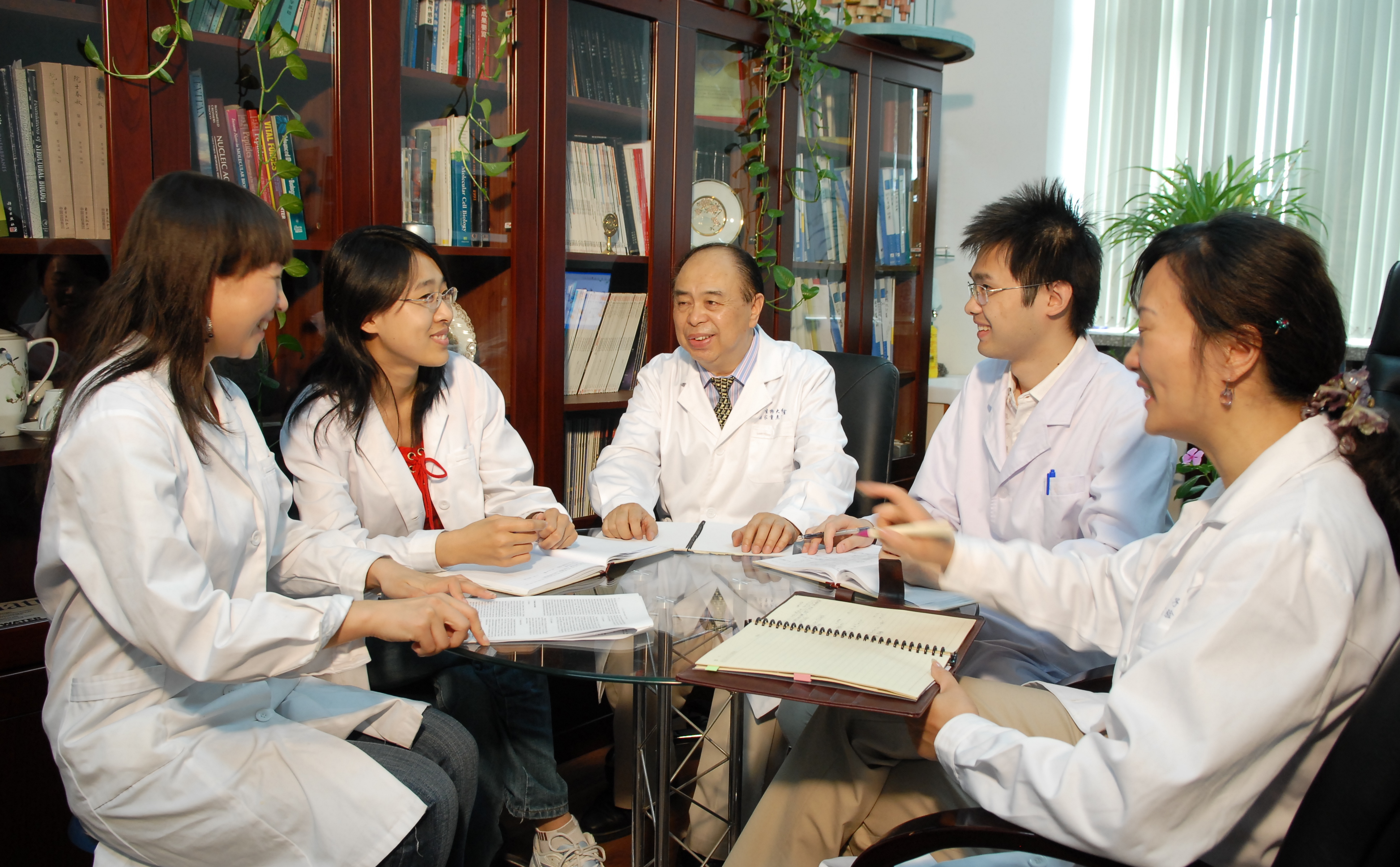 2008年，在实验室与研究生交流和讨论研究工作情况