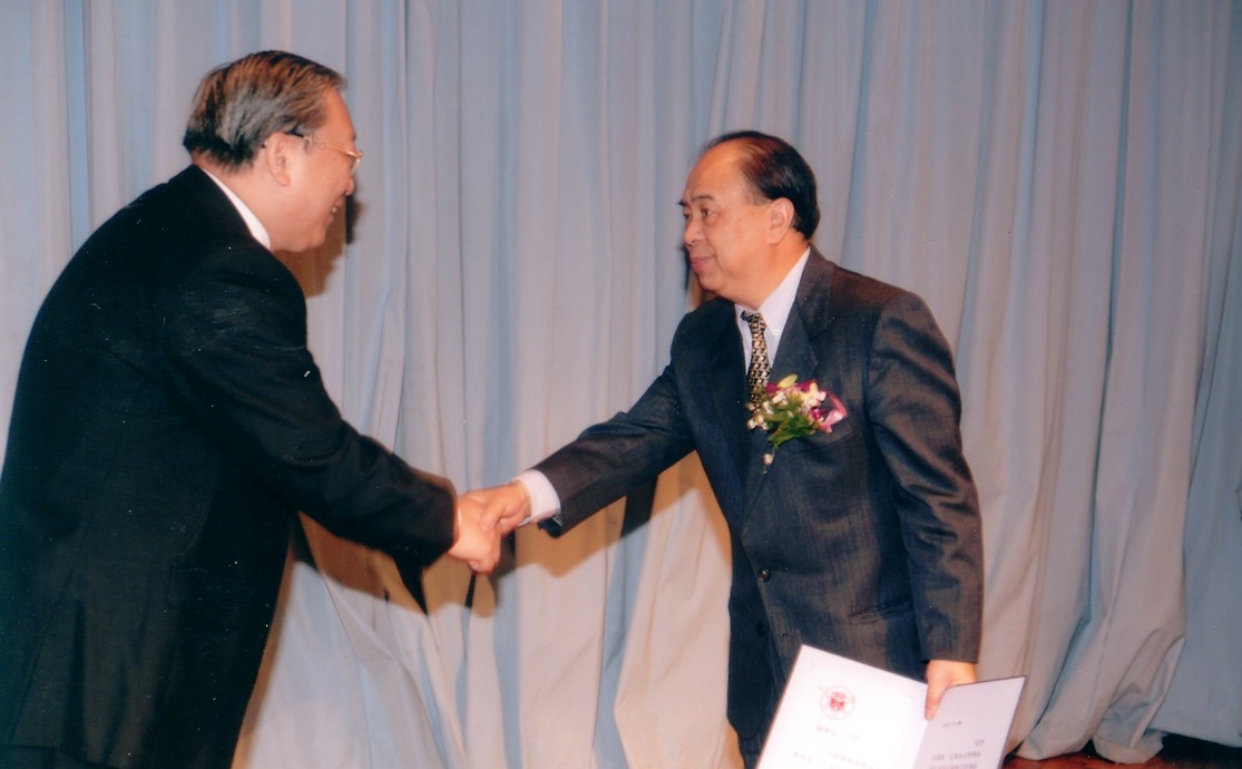 2005年，时任中国科学院院长路甬祥颁发院士证书