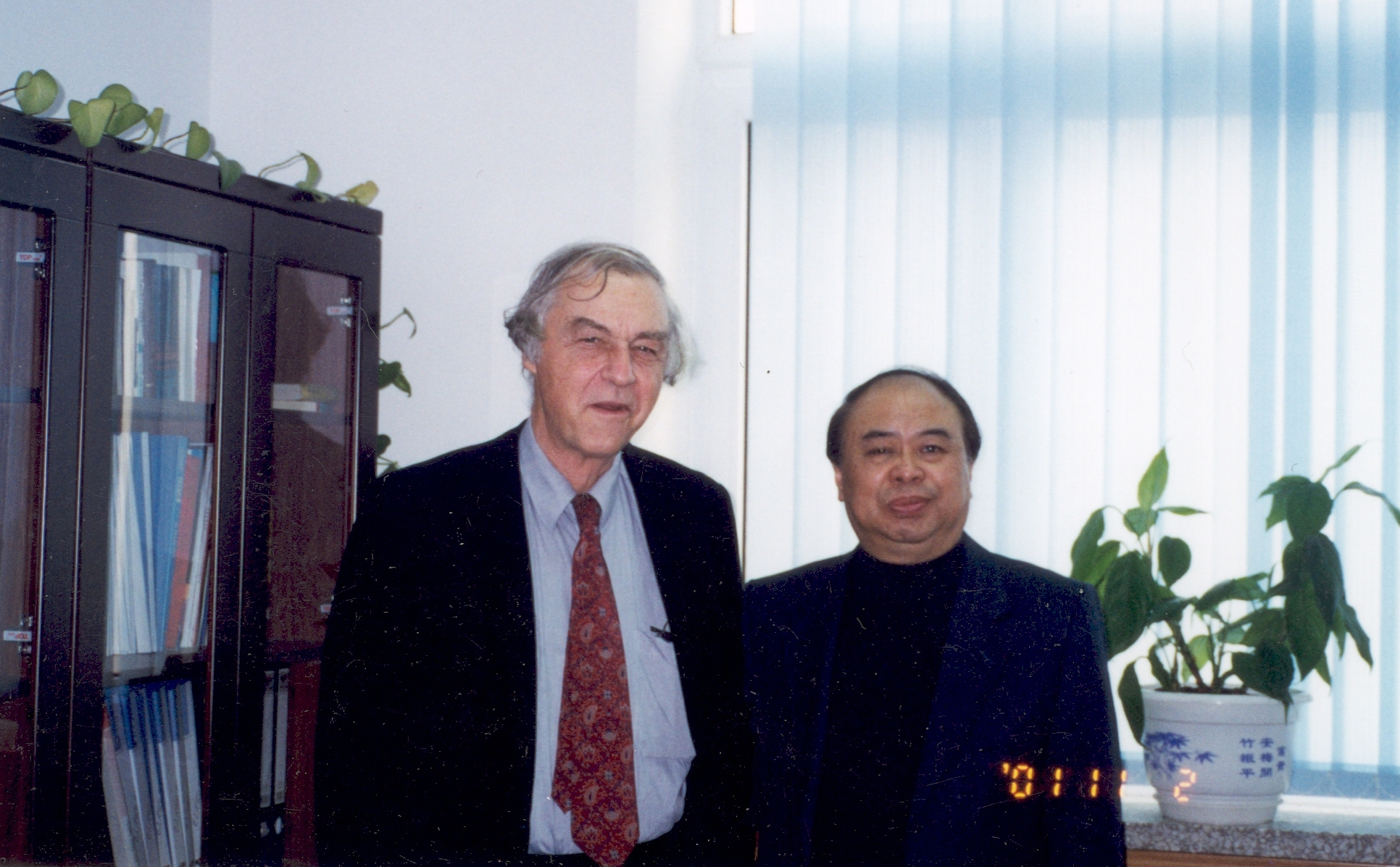 2001年，在办公室接待洪堡访学期间的合作导师、诺贝尔奖获得者Robert Huber教授来访时的合影