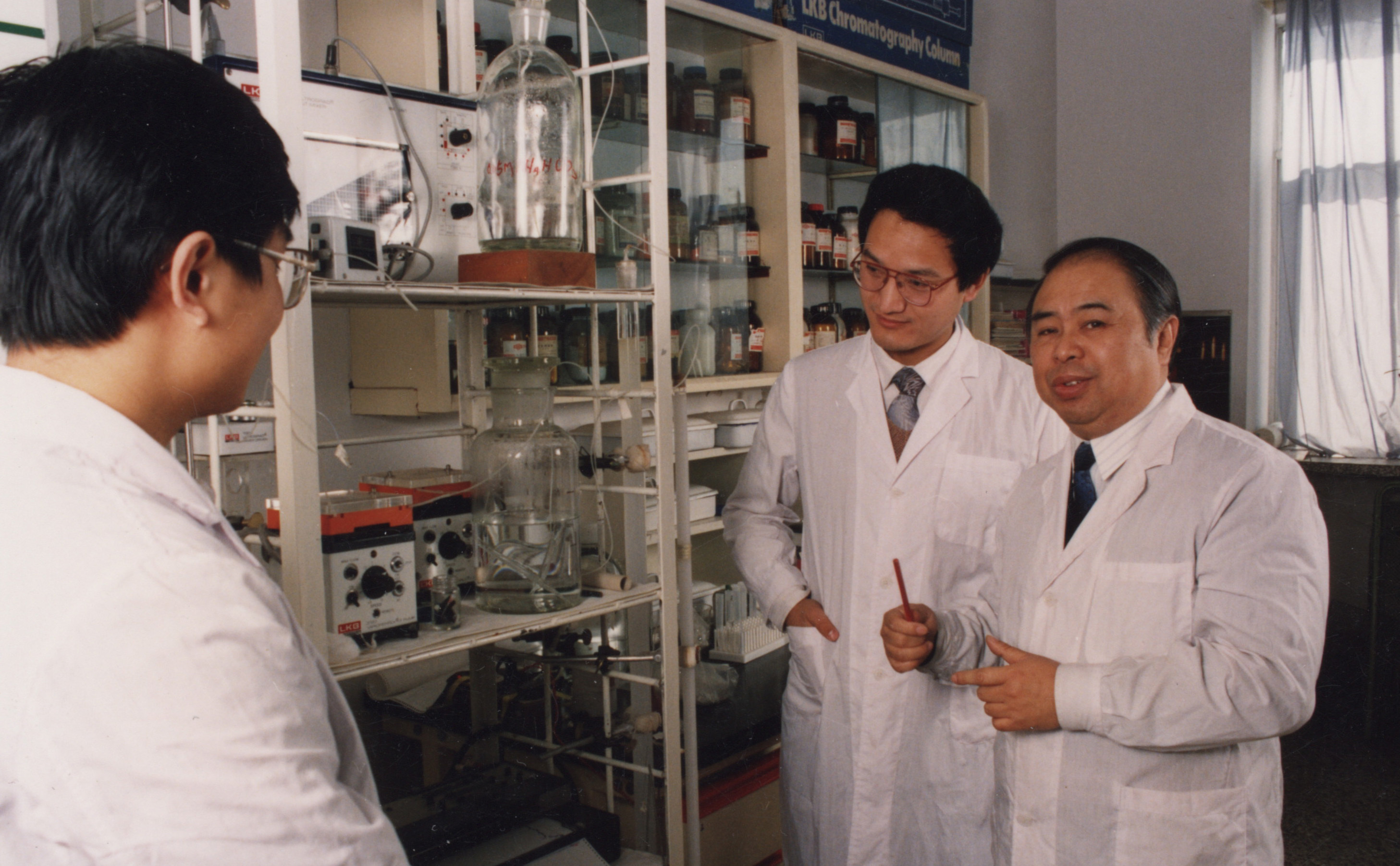 1992年，在实验室指导学生