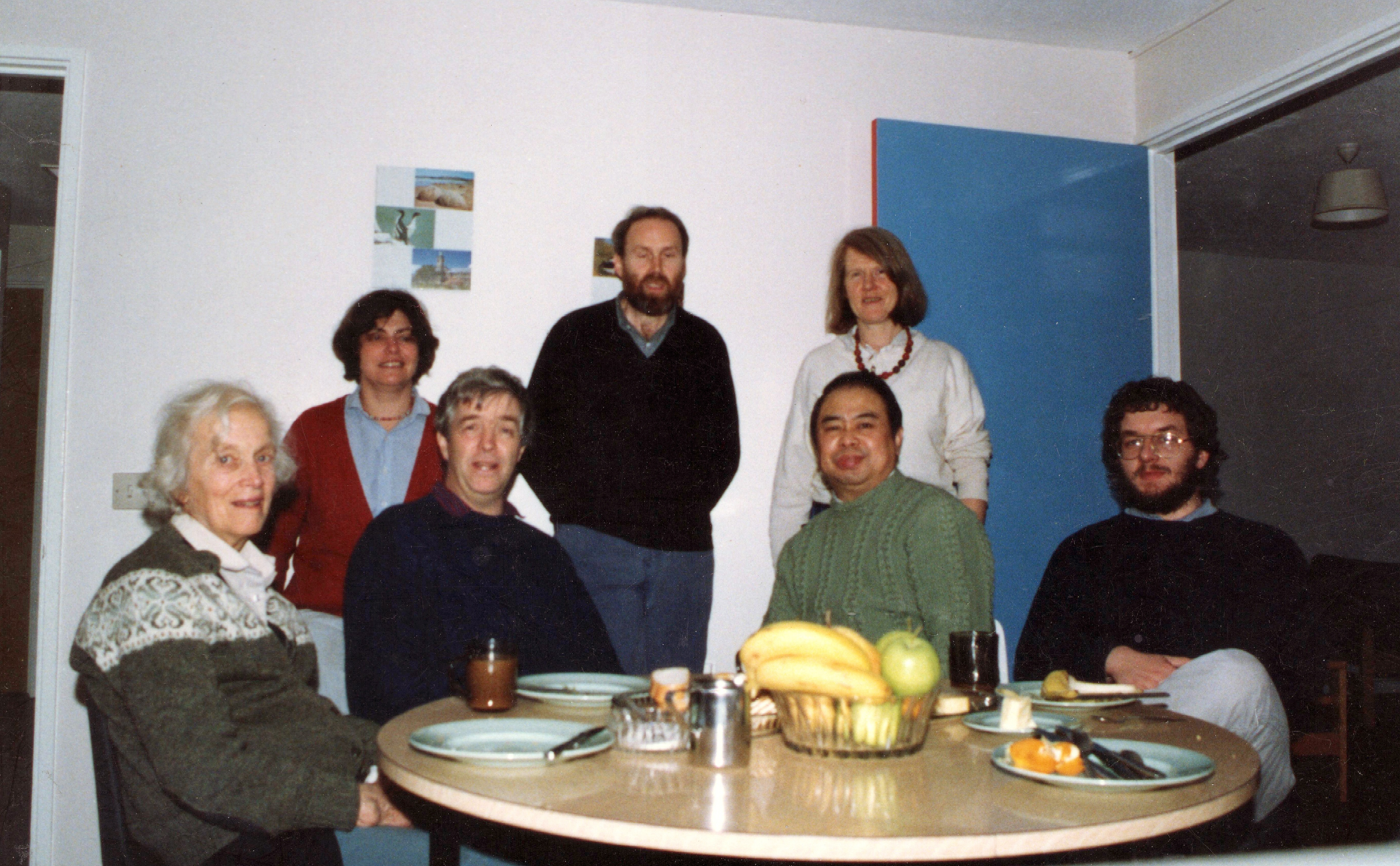 1988年，与大师面对面。在约克大学期间，与晶体学权威、诺贝尔奖获得者Dorothy Hodgkin，英国皇家学会会员Guy Dodson近距离接触，获益不浅。图为在工作间隙聚会（前排左起：D. Hodgkin，G. Dodson，王大成，R. Hubbard）